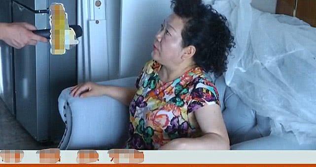 试坐沙发和实际差太多？拆开后女子怒了经理：承认有问题但不退(图2)