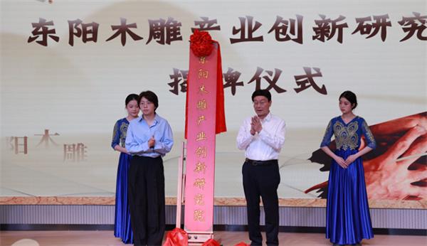 四月高光 李忠信红木荣膺新荣匠心传承再铸行业新辉煌(图5)