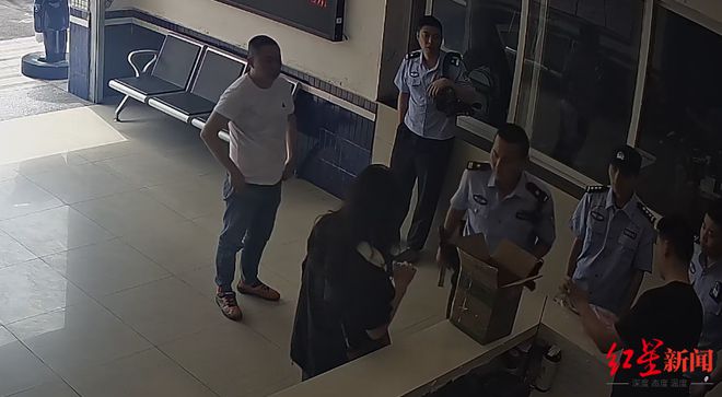 5天2起！可疑女乘客乘坐网约车攀谈后司机将车开进派出所及时止损96万(图3)