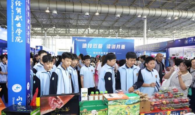 2025潍坊职教周｜山东经贸职业学院打造助农直播矩阵助力乡村振兴(图2)