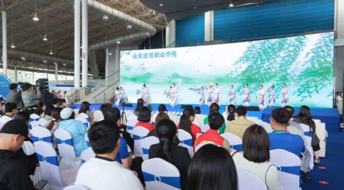 2025潍坊职教周｜山东经贸职业学院打造助农直播矩阵助力乡村振兴(图3)