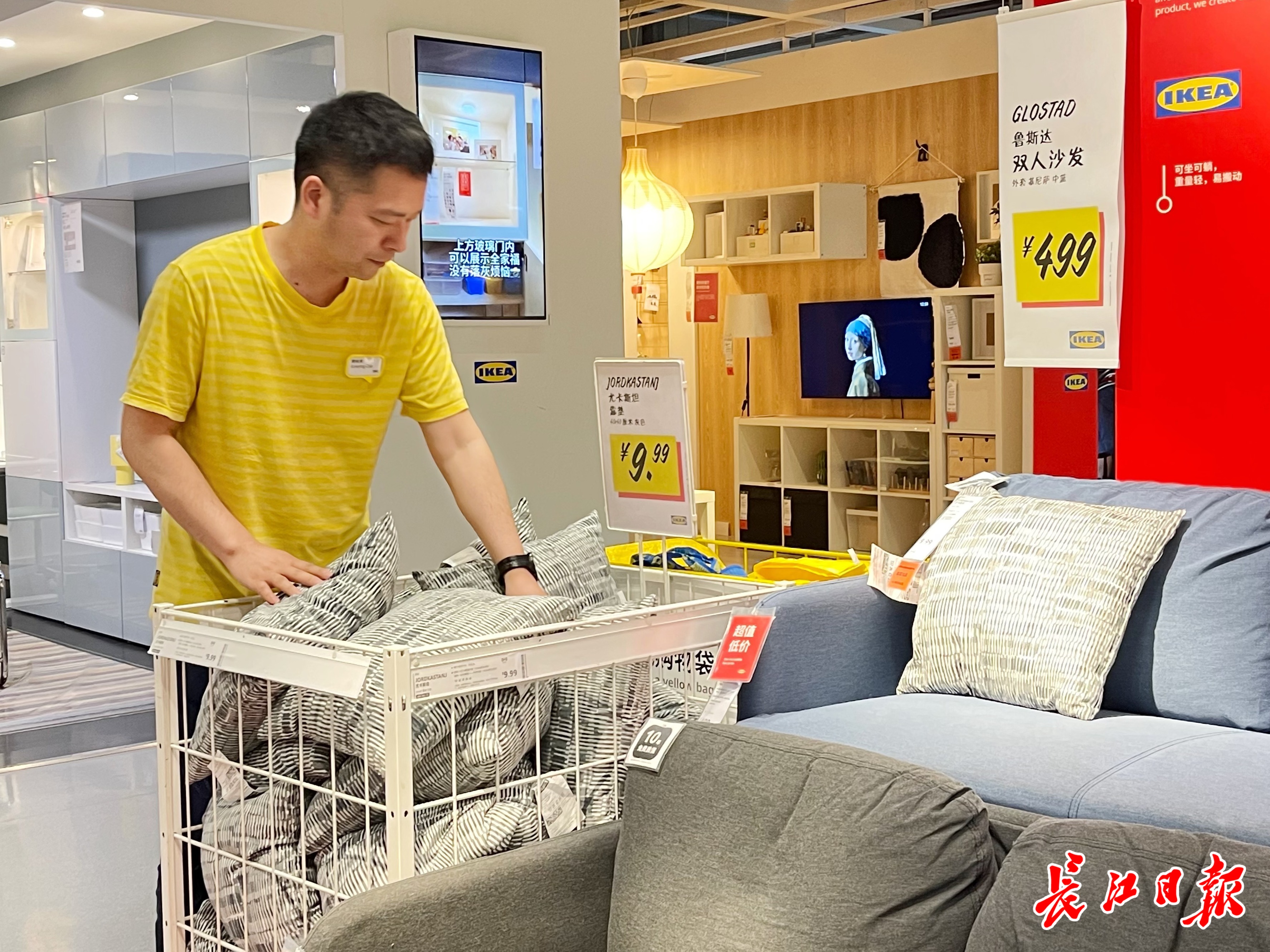领完奖就回来上班全国劳动模范曹俊清卖家居有一手(图1)