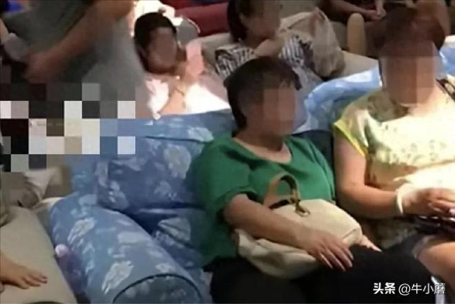 家具店被老人挤满蹭空调老板开 30 度热风赶人网友吵到凌晨(图1)