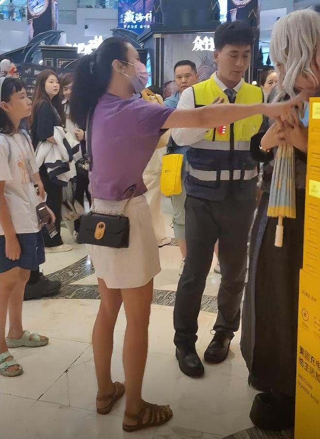 上海母女戴辱华发箍逛街路人好心提醒却被怼甚至还抢路人手机(图5)