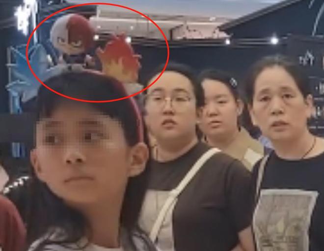 上海母女戴辱华发箍逛街路人好心提醒却被怼甚至还抢路人手机(图1)