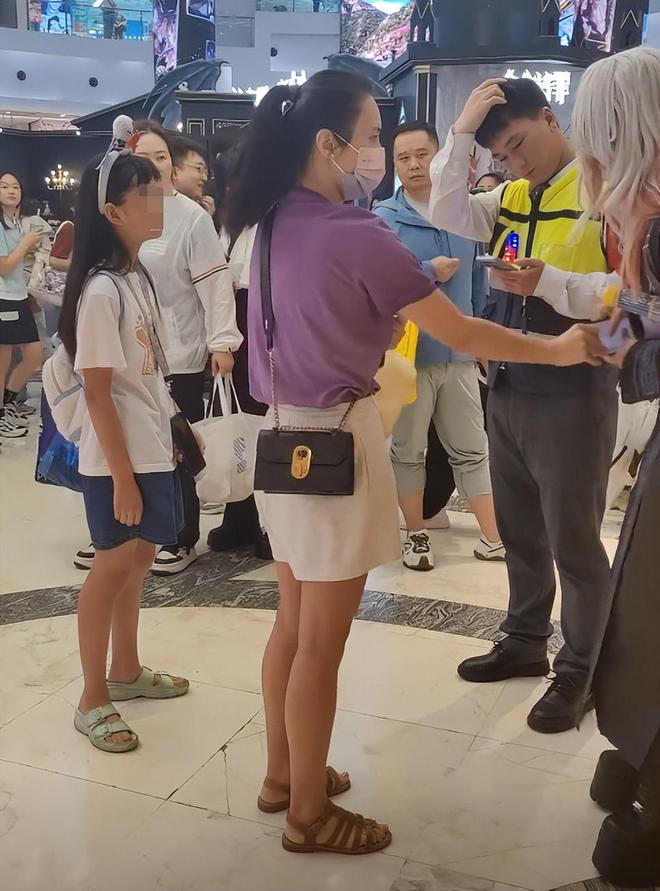 上海母女戴辱华发箍逛街路人好心提醒却被怼甚至还抢路人手机(图8)