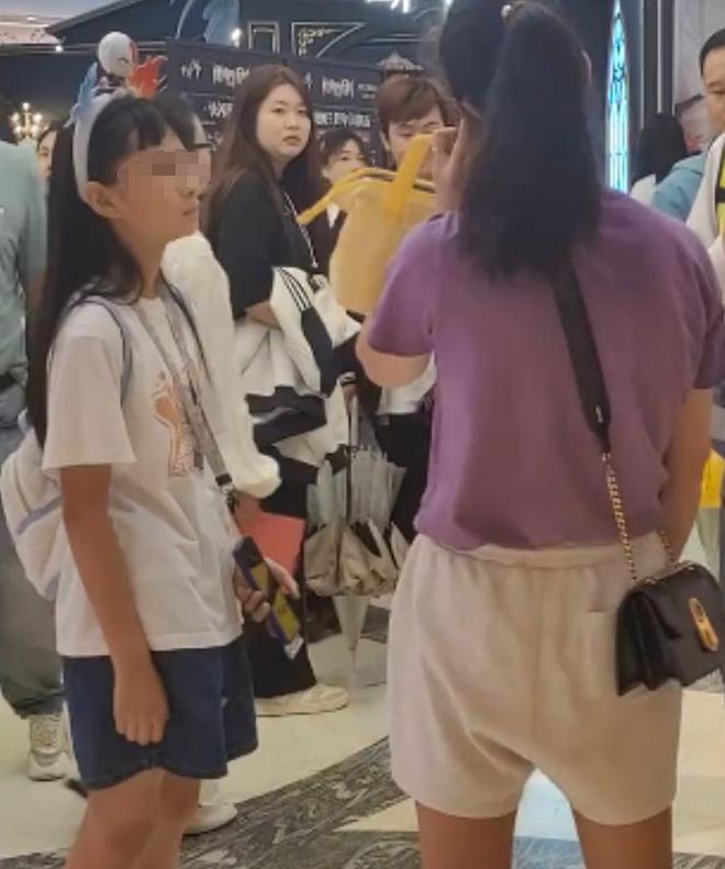 上海母女戴辱华发箍逛街路人好心提醒却被怼甚至还抢路人手机(图11)