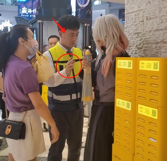 上海母女戴辱华发箍逛街路人好心提醒却被怼甚至还抢路人手机(图7)