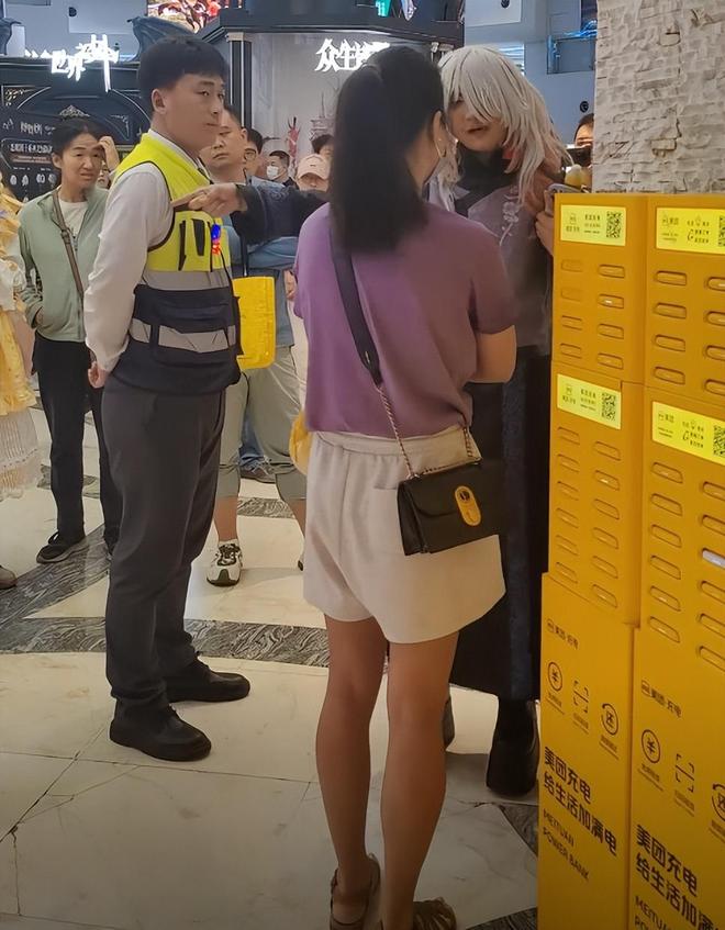 上海母女戴辱华发箍逛街路人好心提醒却被怼甚至还抢路人手机(图14)