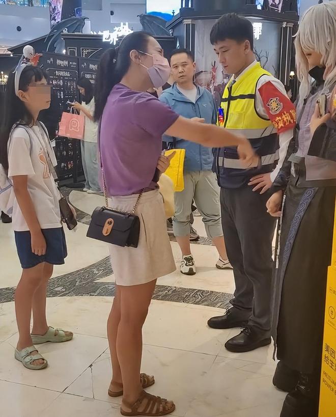 上海母女戴辱华发箍逛街路人好心提醒却被怼甚至还抢路人手机(图9)