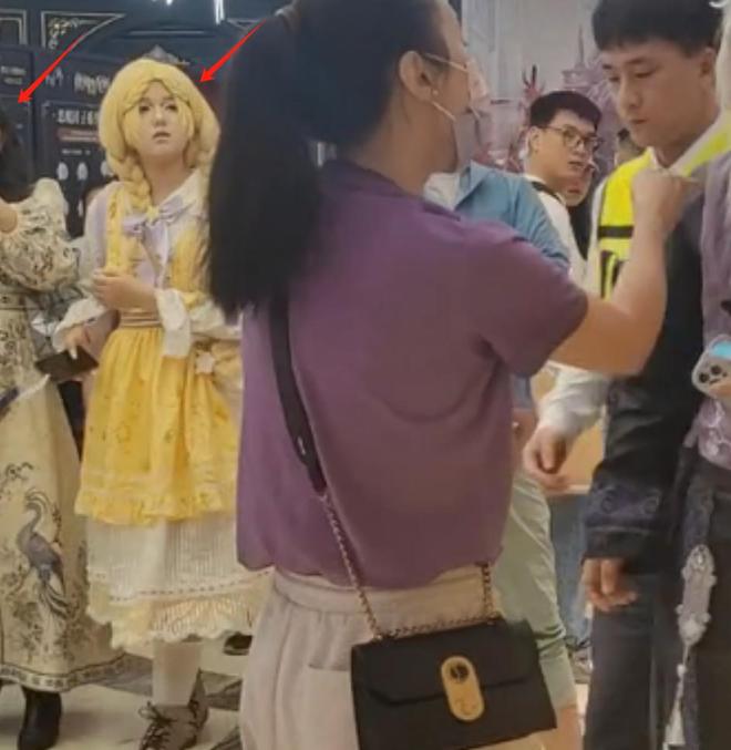 上海母女戴辱华发箍逛街路人好心提醒却被怼甚至还抢路人手机(图13)