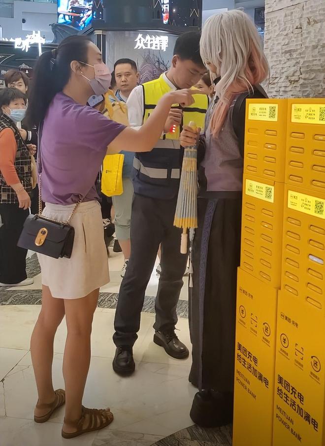 上海母女戴辱华发箍逛街路人好心提醒却被怼甚至还抢路人手机(图6)