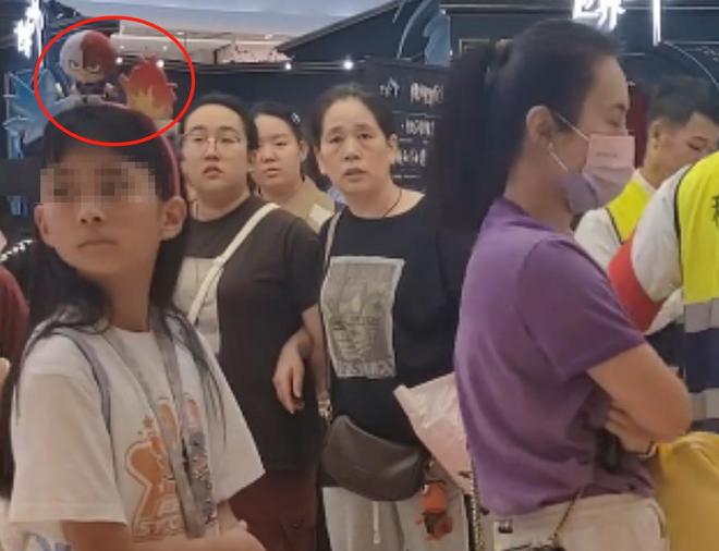 上海母女戴辱华发箍逛街路人好心提醒却被怼甚至还抢路人手机(图17)