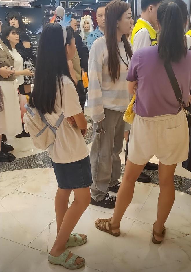 上海母女戴辱华发箍逛街路人好心提醒却被怼甚至还抢路人手机(图16)