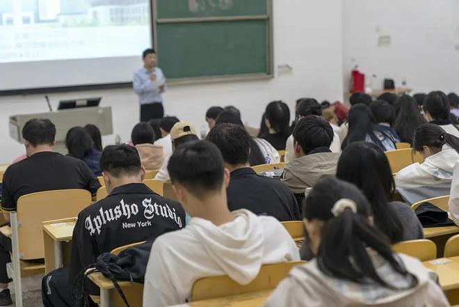 大学家长会上热搜：北大、浙大新生爸妈坐满礼堂辅导员秒变班主任(图1)