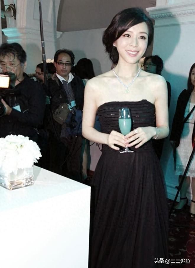 45岁张静初晒北京别墅独栋两层带院子家具都“包浆”了(图1)