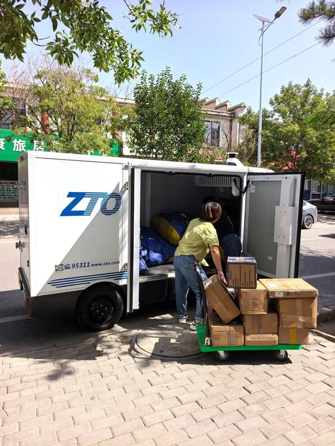 石嘴山市在全区率先试运行无人驾驶快递车(图1)