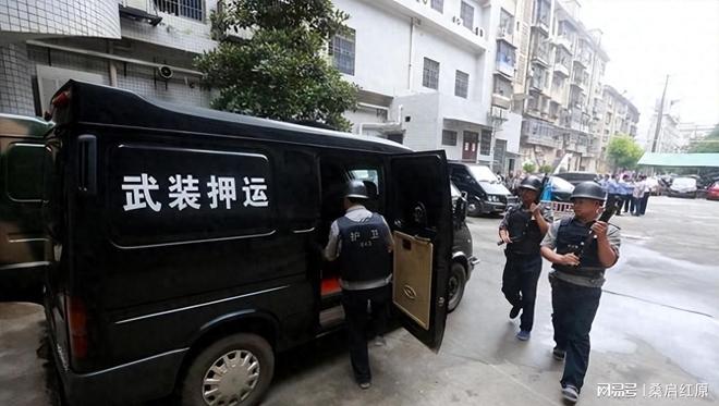 为什么运钞员不用手枪和步枪反而选择军队很少用的霰弹枪？(图1)