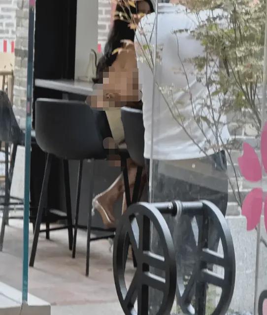 咖啡店女店员真空上阵：人没了底线有多可怕？(图1)