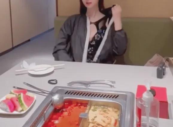 咖啡店女店员真空上阵：人没了底线有多可怕？(图2)