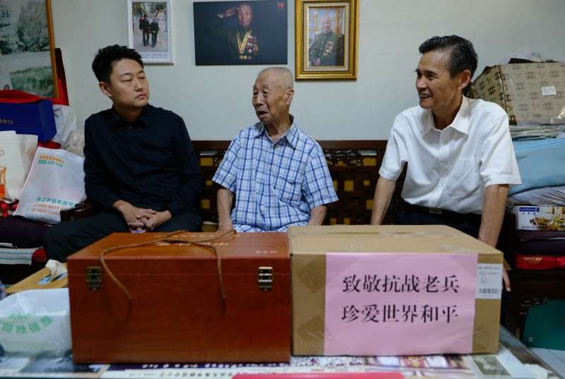 慰问抗战老兵京东联合爱心品牌捐赠30万元适老家具等物资(图1)