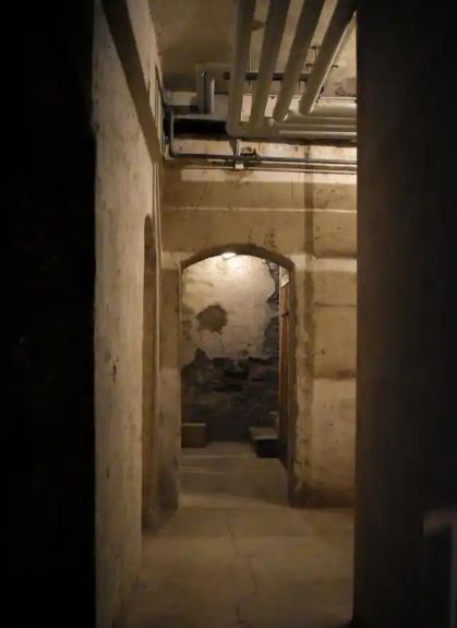 53岁保安将7名女子藏进地窖5年后妻子进地窖打开门傻眼了(图3)