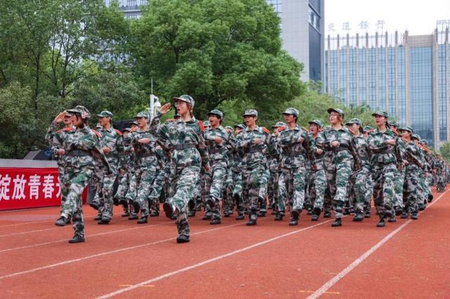 湖北科技职业学院举行2025级新生开学典礼暨军训汇演表彰大会(图4)