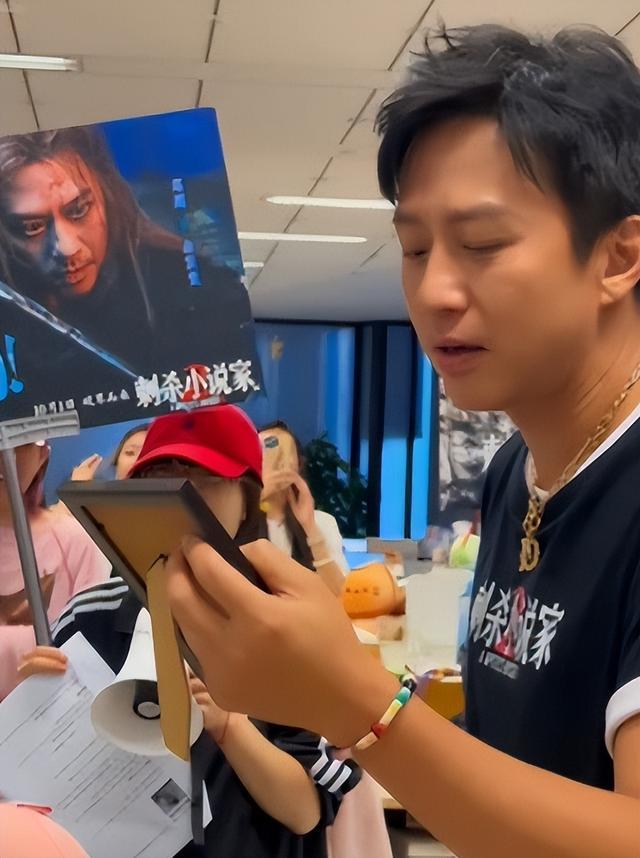 “失联风波”不到一个月46岁坐轮椅现身的邓超还真是让人意外(图2)