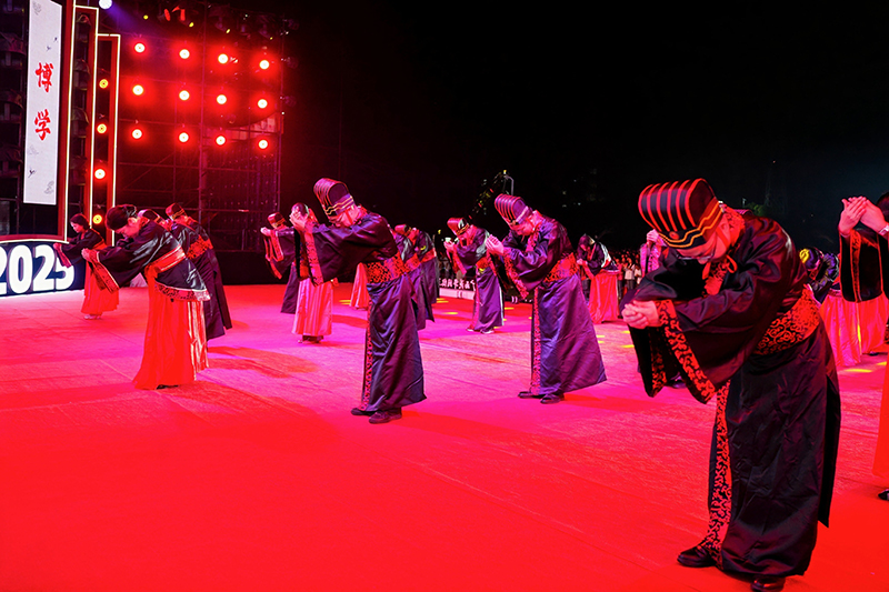 广西英华国际职业学院举行2025年开学大典暨20周年校庆启动仪式(图1)