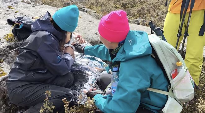 女孩高反被救后：父母回应筹款争议 职业曝光卖惨哭穷越描越黑(图6)