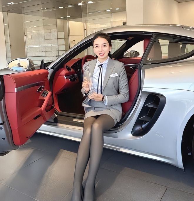 保时捷女销冠后续：1年前生活照朋友圈被扒家境丈夫职业被曝光(图10)
