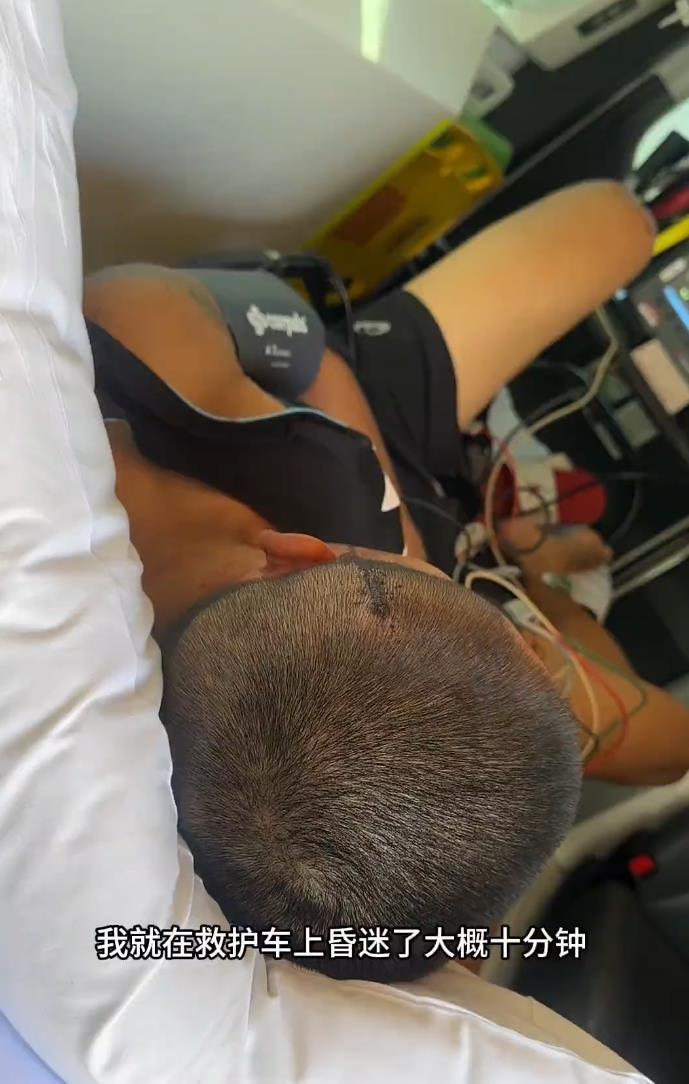 中国首位00后洲际拳王在澳大利亚乘公交车时遭袭自述头被刺伤在救护车上昏迷(图1)