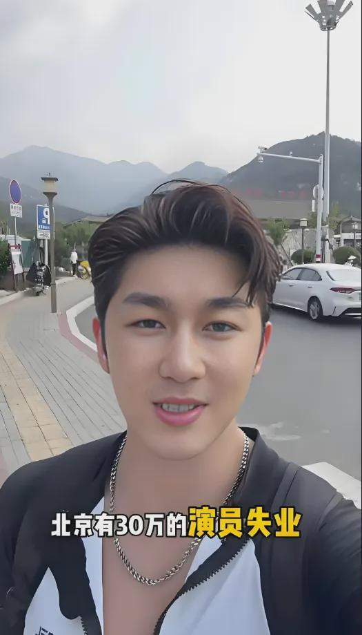 从演员到陪爬员再到景区NPC：他的逆袭给中年职场人三个启示(图1)