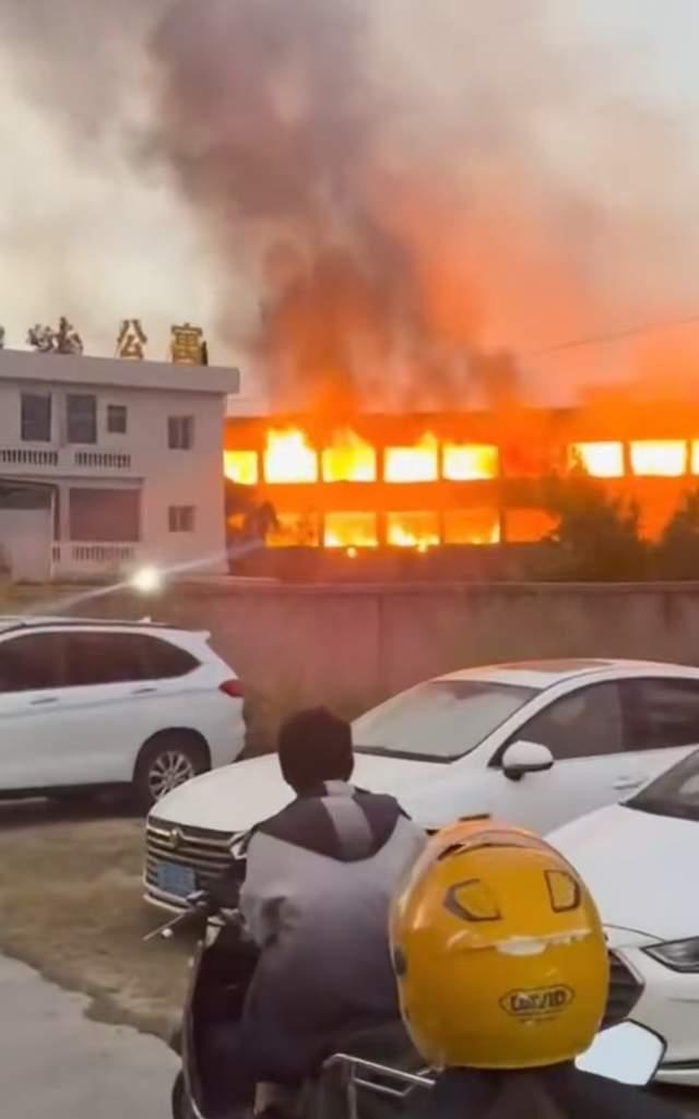 泉州一家具厂仓库突发火灾消防紧急扑救无人伤亡(图1)