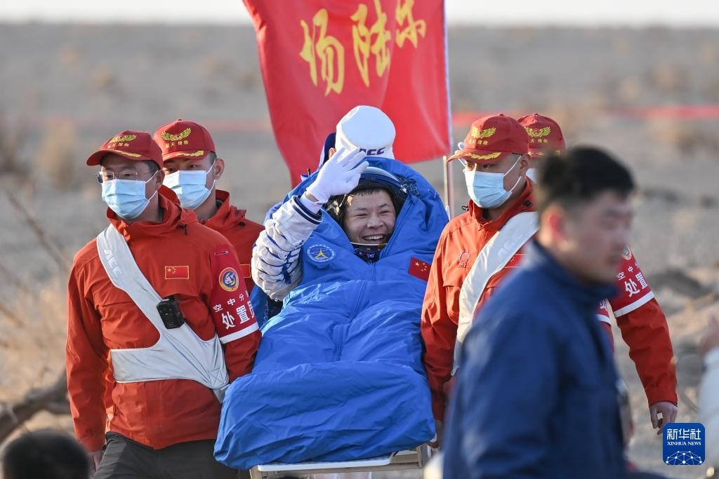 中国航天员首次“换乘”天外平安归来 神二十乘组状态良好创在轨驻留时长新纪录(图5)
