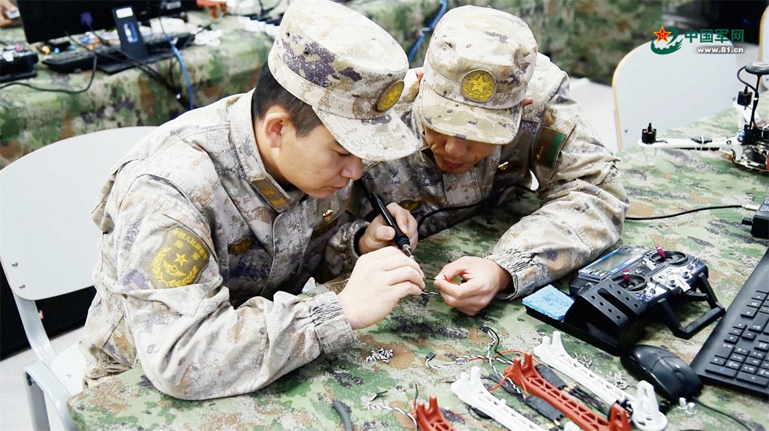 军营观察丨无人机操作员的战场视野(图1)