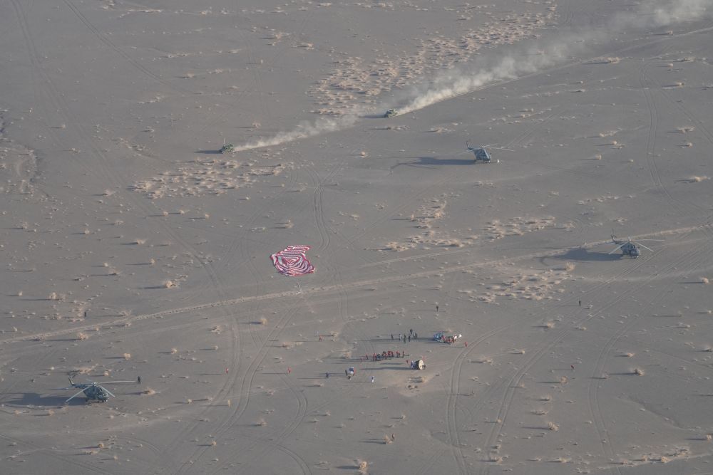 舟落东风霞色里 画展神州明日春——写在神舟二十号航天员乘组天外凯旋之际(图2)