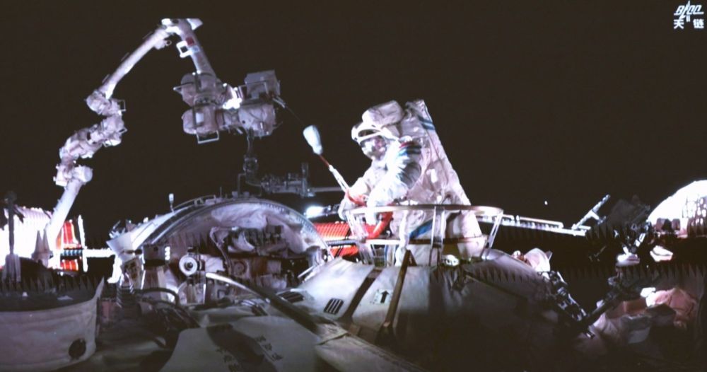 舟落东风霞色里 画展神州明日春——写在神舟二十号航天员乘组天外凯旋之际(图7)