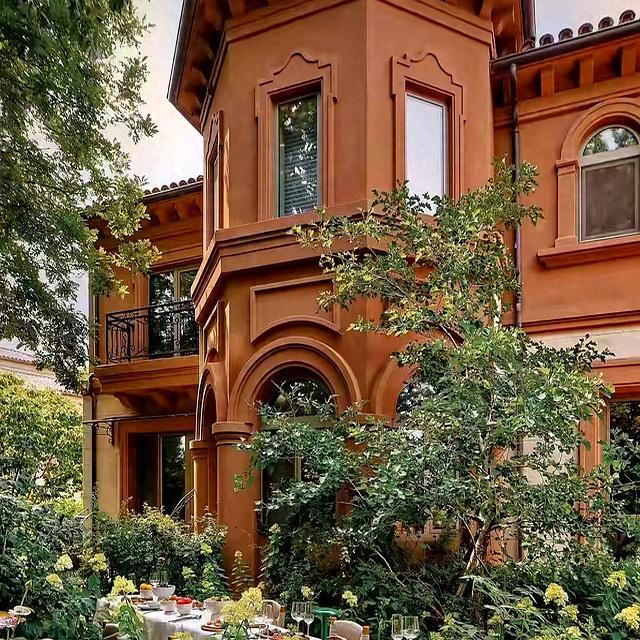 身价过百亿坐拥北京一条街出门私人飞机名人圈富婆都有谁(图1)