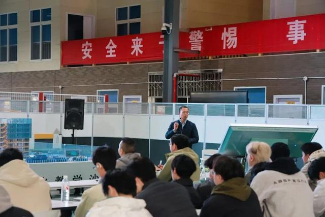 “985” 博导来湖北城市建设职业技术学院亲授塔吊安全数智监控(图1)