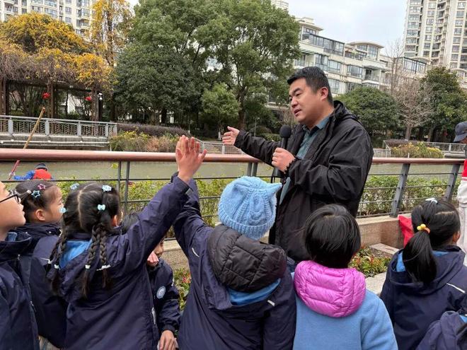 漕河泾港迎来“小小护河员”亲子研学解锁生态保护密码(图1)
