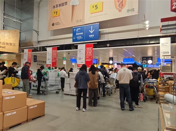 宜家7家门店关闭引消费狂欢 工作人员贴提示：电脑不卖、电视不卖(图1)