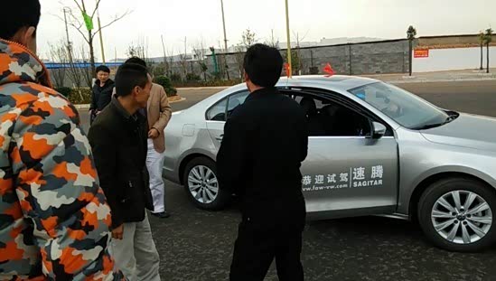 巴菲特再发警示：AI的危险不亚于核武器(图1)