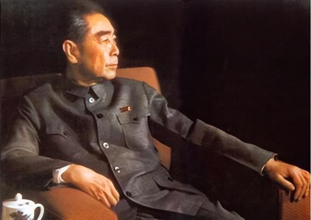 1946年叶挺在空难中牺牲时同机另有三人的职务高于叶挺他们分别是哪几位？(图2)