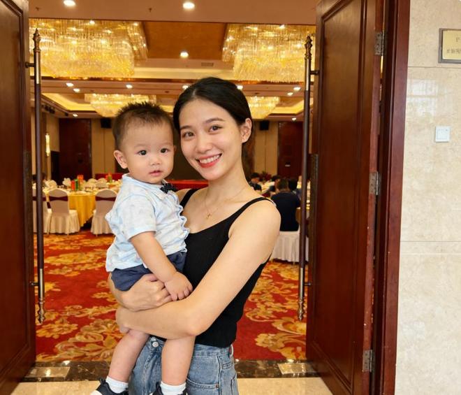 儿子满月宴上丈夫安排他初恋坐主桌婆婆：女人要听话。(图1)