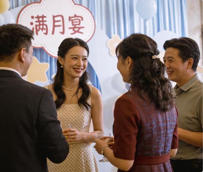 儿子满月宴上丈夫安排他初恋坐主桌婆婆：女人要听话。(图2)