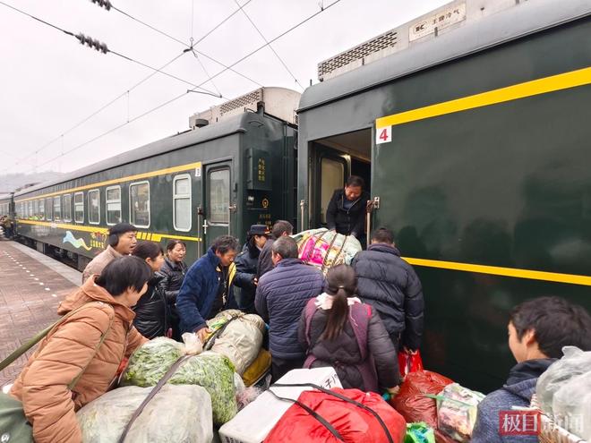 新春走基层丨探访陕甘川秦岭“慢火车”：历经68年沧桑最低票价4元退休列车长重返车厢当志愿者(图2)