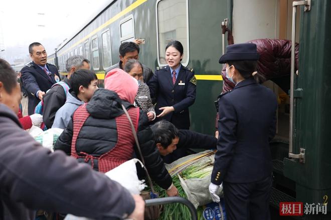 新春走基层丨探访陕甘川秦岭“慢火车”：历经68年沧桑最低票价4元退休列车长重返车厢当志愿者(图3)
