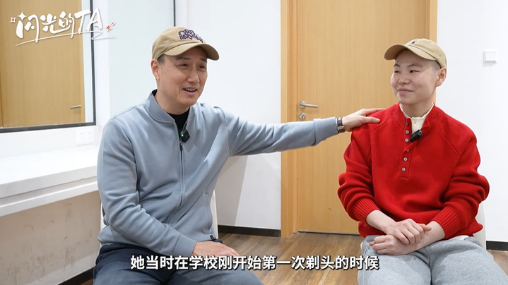 【新春走基层】敢剃青丝唱净腔！95后“女花脸”入戏正当时｜闪光的TA(图5)