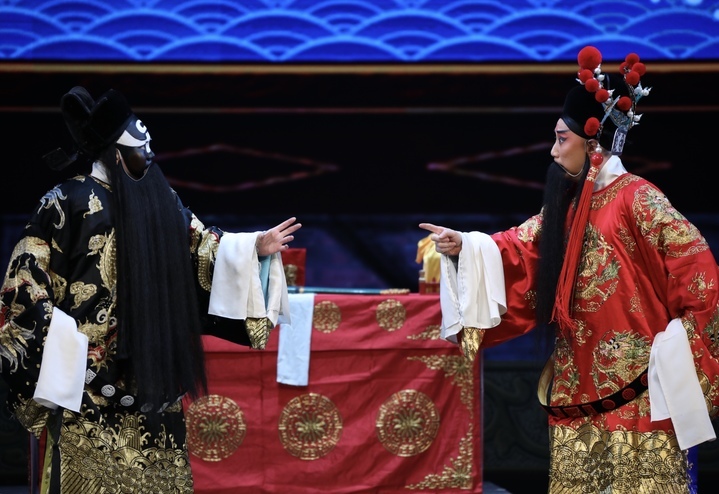 【新春走基层】敢剃青丝唱净腔！95后“女花脸”入戏正当时｜闪光的TA(图6)